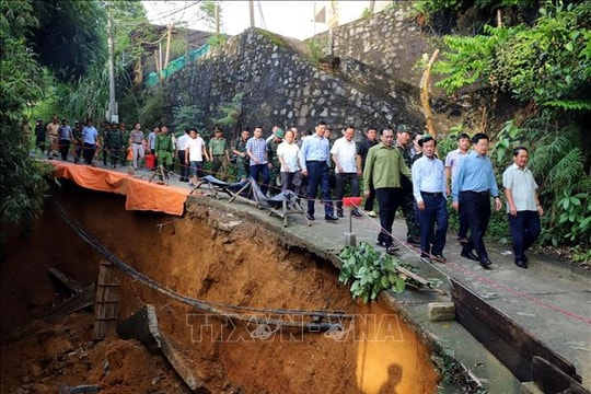 Phó Thủ tướng Mai Văn Chính: Nhanh chóng vệ sinh môi trường, phòng ngừa dịch bệnh khi nước rút