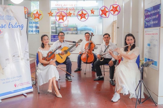 Người bệnh hào hứng với 'sân khấu âm nhạc' giữa sảnh Bệnh viện Đa khoa Sài Gòn