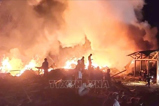 Khống chế vụ cháy xưởng gỗ trong đêm tại Lâm Đồng