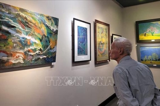 Triển lãm 'Dấu ấn 2025' tôn vinh tài năng và tâm huyết của các họa sĩ cao tuổi