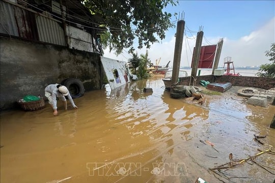 Người dân Hà Nội vất vả ứng phó với nước sông Hồng dâng cao