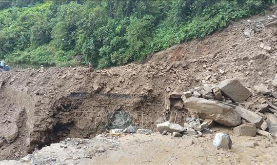 Gần 100 điểm giao thông đường bộ đang bị ách tắc sau bão số 10