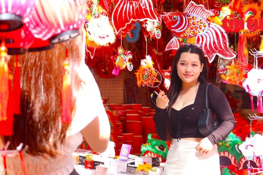 Phố Hàng Mã rực rỡ sắc màu Trung thu, giới trẻ nô nức check-in không ngớt