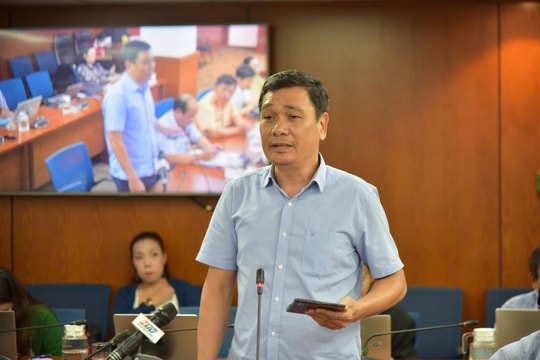 TP Hồ Chí Minh: Tháo dỡ thanh chắn trên vỉa hè, trả lại lối cho người đi bộ