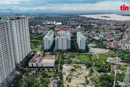 Chung cư gần sông Hồng vẫn bị cô lập trong 'biển nước'