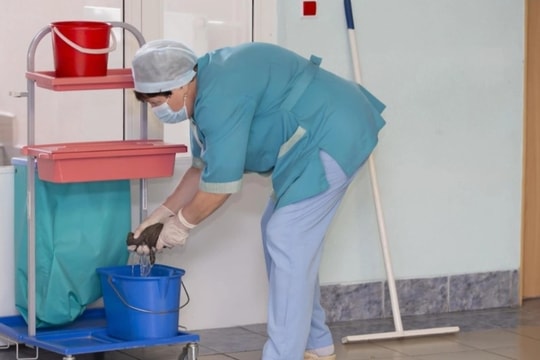 Nữ lao công bị sa thải vì làm việc... 17 giờ mỗi ngày