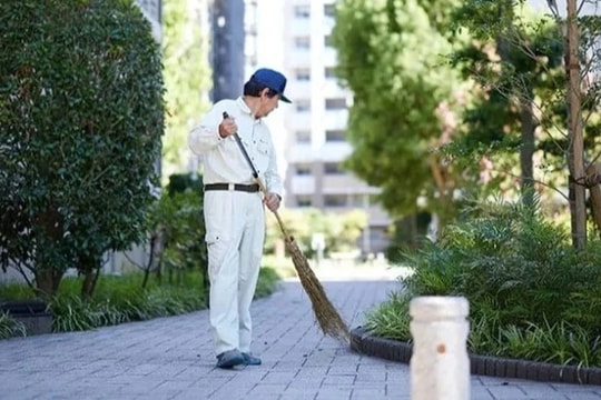 Lý do người đàn ông kiếm hơn 5 tỷ đồng/năm vẫn chọn làm... lao công