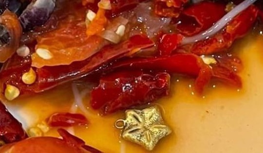 Mua gỏi đu đủ về nhà ăn, cô gái sốc nặng khi tìm thấy vàng bên trong