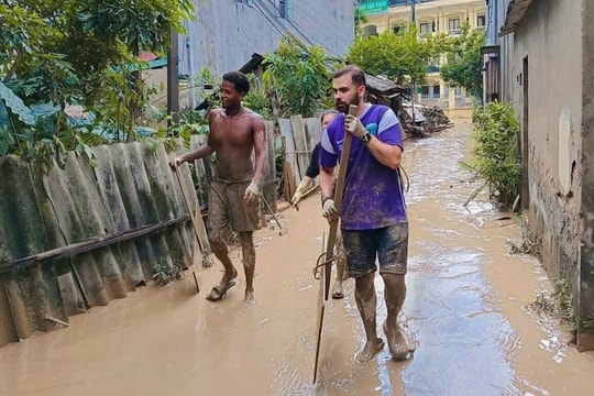 Khách Tây giúp người dân Hà Giang dọn bùn sau lũ