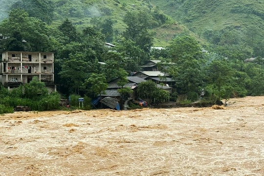Sông Nho Quế dừng đón khách vì lũ lớn