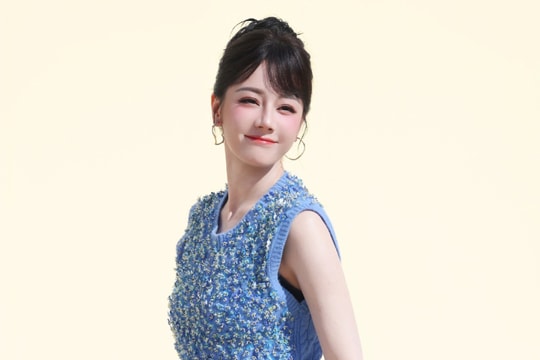 Mỹ nữ Tân Cương gây sốt với váy 'hoa trên biển xanh'