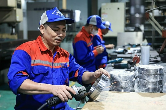 Đơn hàng sản xuất tăng trở lại