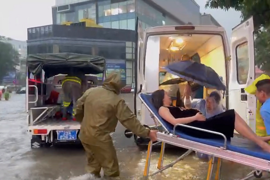 Công an hỗ trợ sản phụ giữa dòng nước ngập