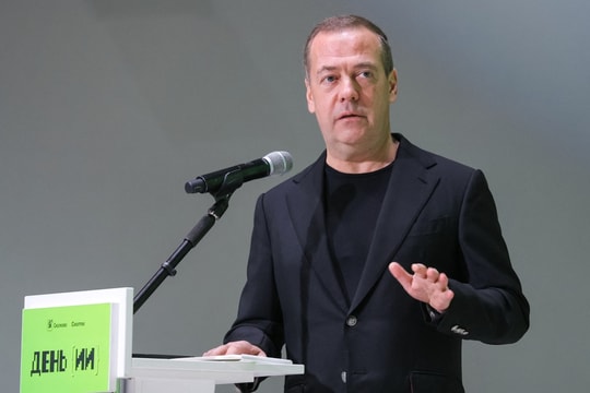 Ông Medvedev đấu khẩu với ông Trump về tàu ngầm hạt nhân