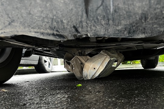 Ôtô rụng ốp gầm, biển số sau lội nước