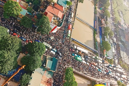 Hơn một thập kỷ tắc đường ở cầu Tó, Hà Nội