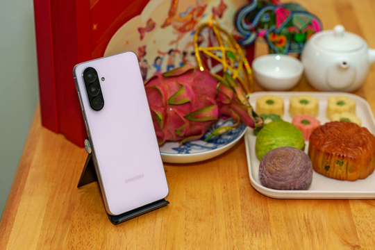 Galaxy A56 5G hỗ trợ người dùng học 'tài lẻ' với Gemini Live