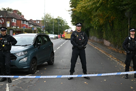 Lao xe, đâm dao tại giáo đường Do Thái ở Anh