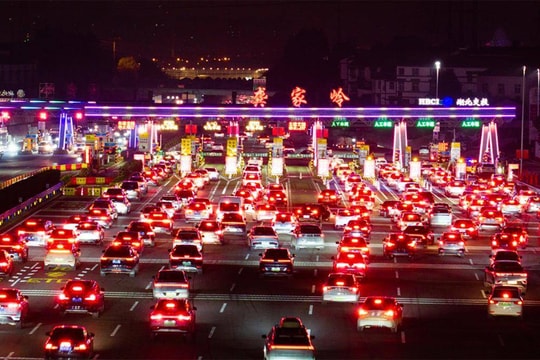 Đường cao tốc tắc dài khi người Trung Quốc đổ về quê nghỉ lễ