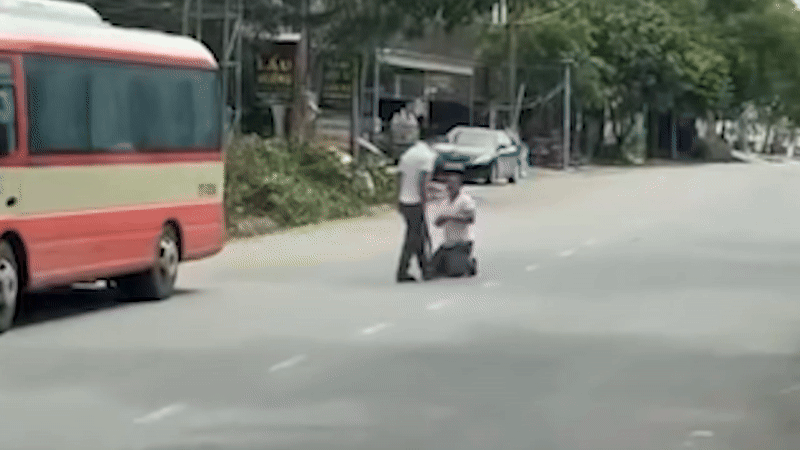 Đánh tài xế xe buýt, bắt quỳ giữa đường