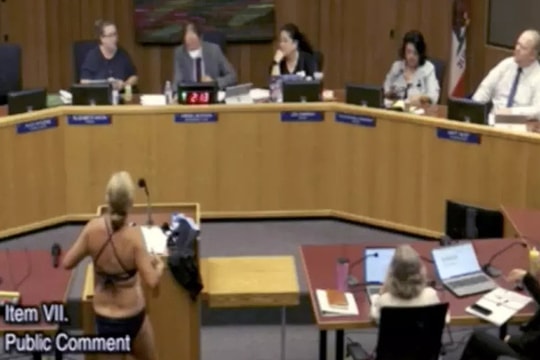 Cởi đồ ở hội đồng trường California để phản đối chính sách với người chuyển giới