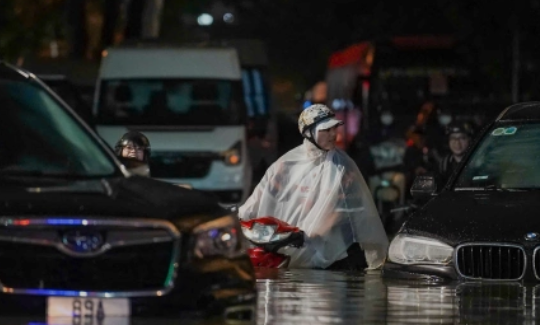 'Chết đứng' vì ôtô tiền tỷ trả góp bị thủy kích giữa Hà Nội