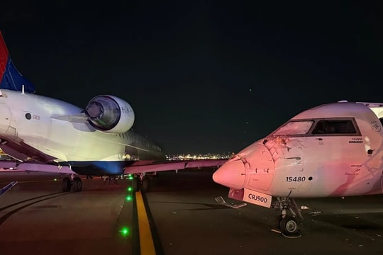 Phi cơ chở khách gãy cánh, móp mũi sau va chạm ở sân bay