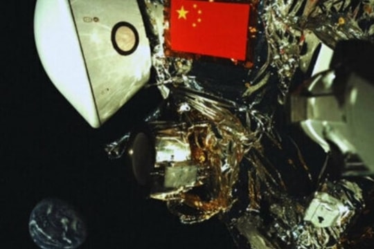 Tàu thăm dò Trung Quốc selfie cùng Trái Đất