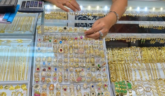 Giá vàng hôm nay, 2-10: Giá vàng thế giới lao lên đỉnh cao mới