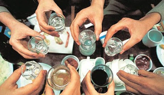 Sau khi uống 350ml loại nước quen thuộc, nữ sinh 14 tuổi có biểu hiện "lạ" rồi hôn mê sâu