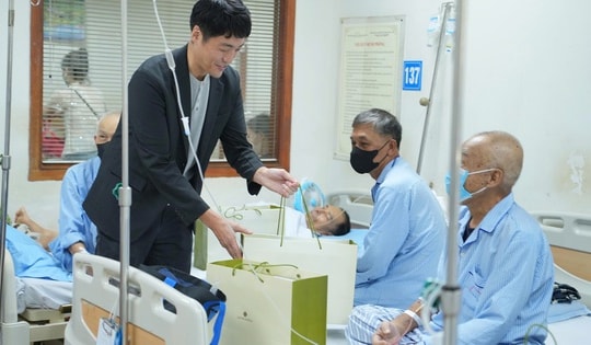 Trao gửi yêu thương qua những hộp bánh trung thu tại Viện huyết học Truyền máu Trung ương