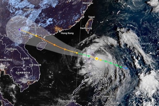 Bão số 11 Matmo thành cuồng phong khi vào biển Đông, gió giật 125 km/h
