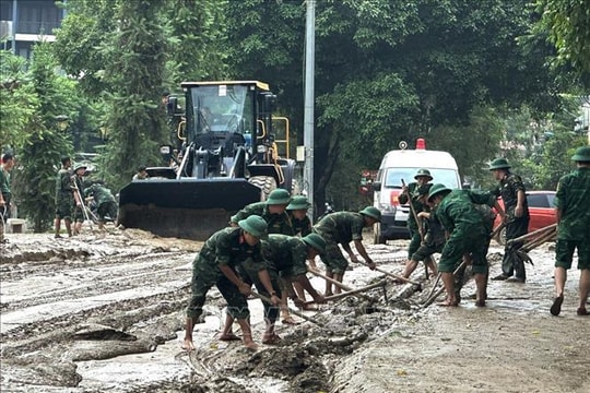 Quân đội huy động tối đa lực lượng, phương tiện hỗ trợ nhân dân khắc phục hậu quả bão số 10