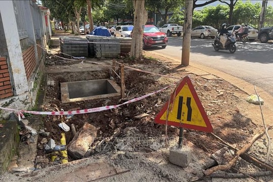 Nhếch nhác trong thi công dự án nâng cấp hạ tầng đường nội thị ở Đắk Lắk