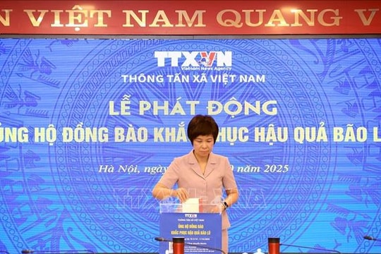 Thông tấn xã Việt Nam quyên góp ủng hộ đồng bào khắc phục hậu quả bão lũ
