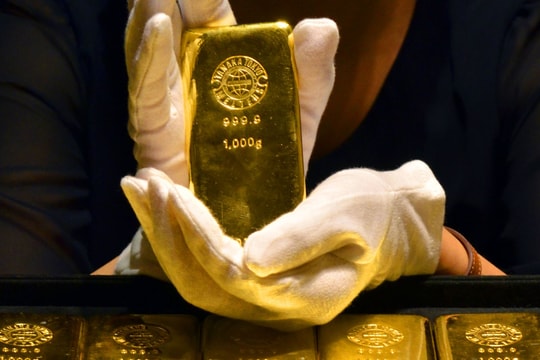 Giá vàng trượt khỏi mức cao kỷ lục sau phát biểu của quan chức Fed