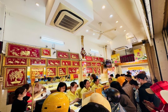 Chênh lệch giá vàng trong và ngoài nước cao, nhà đầu tư cẩn trọng mua đuổi