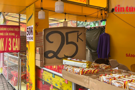 TP Hồ Chí Minh: Bánh trung thu đại hạ giá, tiểu thương vẫn 'ế ẩm'