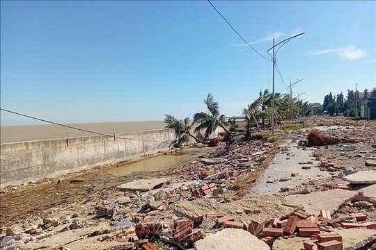 Các địa phương khắc phục hậu quả sạt lở bờ sông, kè biển