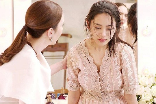 Một thứ đặc biệt rơi từ cặp sách của con gái khiến tôi suy sụp