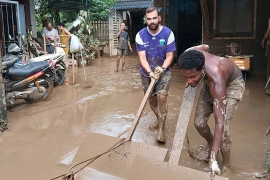 Nhóm khách Tây giúp cả xóm ở Hà Giang dọn nhà, quét bùn đất tới 4h sáng