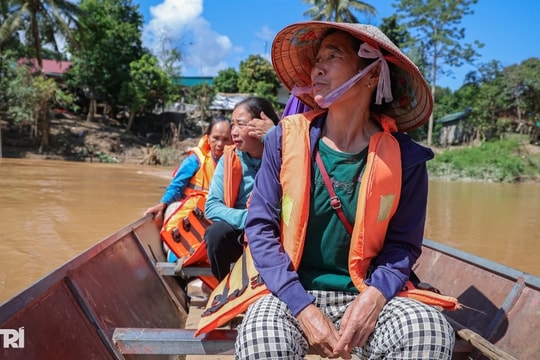"Sợ qua sông, nhưng chúng tôi vẫn muốn gặp bác sĩ để nghe tư vấn sức khỏe"
