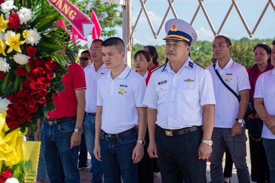 Khắc ghi công lao Mẹ Việt Nam Anh hùng và vị thuyền trưởng tàu không số