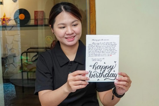 Cô gái 9X kiếm bộn tiền nhờ tài viết chữ đẹp, khách "chốt đơn" liên tục