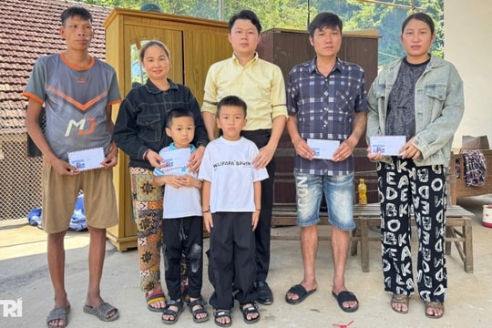 Báo Dân trí hỗ trợ khẩn cấp 6 hộ dân bị sập nhà sau bão Bualoi