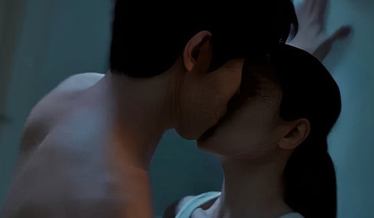 Cảnh 'nóng' của 'tổng tài' Denis Đặng và Việt Hoa gây tranh cãi trong 'Gió ngang khoảng trời xanh'