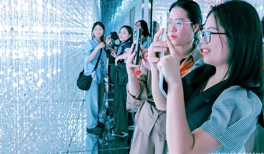 Giới trẻ thích thú được chạm tay vào 'vũ trụ thu nhỏ'