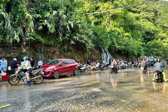 Thác nước check in thành điểm sinh hoạt chung sau lũ