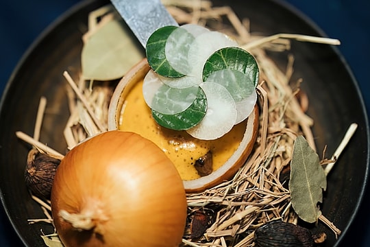 Đầu bếp Singapore sáng tạo phở Việt đặt trong củ hành rỗng