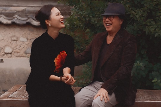 Vợ chồng Hải Yến tay trong tay ở Busan